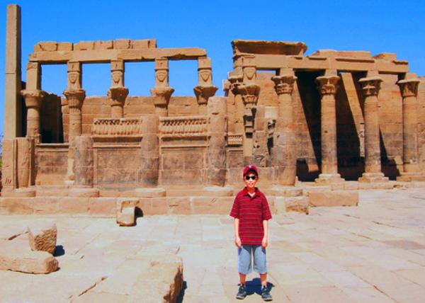 04-06-11_ Kiosk of Nectanebo I_Vestibule of the Temple w 14 Stone Pillars�ο����ڲ����á�����ǰ����14��ʯ��-40001.JPG
