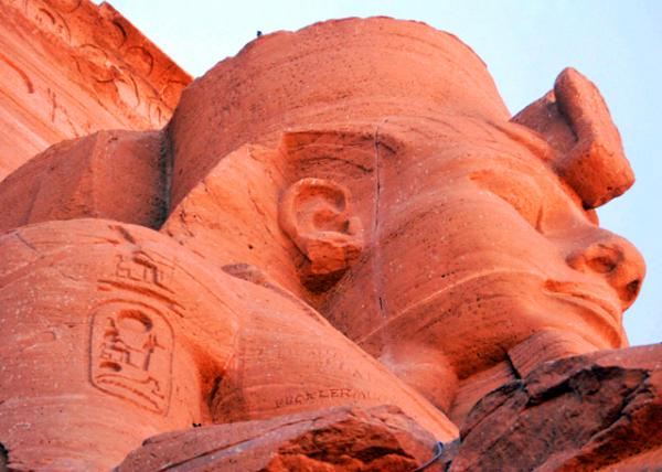 04_04-06-11_  A Close-up of One of the Colossal Statues of Ramesses II wearing the double crown of Lower and Upper Egypt �����°�����˫�ʹ�0001.JPG