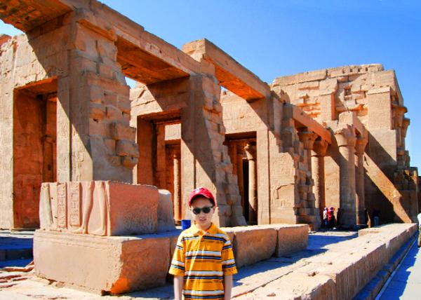 06_04-07-11_ Overview of the Dual Temple of Horus and Sobek.jpg