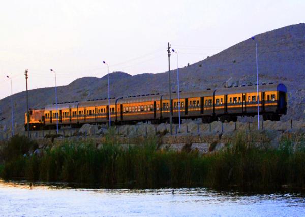 20_04-07-11_ Train Run through East Bank of the Nile_ Kom Ombo �𳵴�Խ���޺Ӷ���0001.JPG