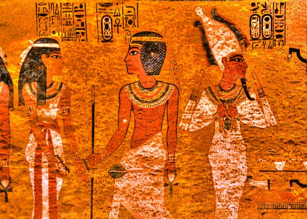 09_04-08-11_ Valley of the Kings_King Tut in Centre, Tomb of Tutankhamun, KV62.jpg
