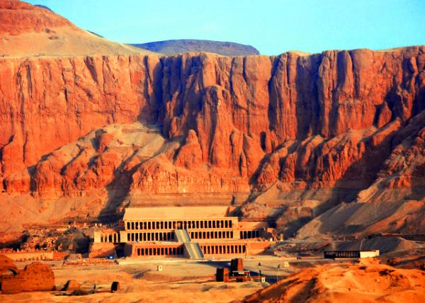 22_04-08-11_ Mortuary Temple of Hatshepsut, Showing the Height of the Cliffs beyond ������������Ĺ���Աȱ������µĸ߶�-40001.JPG