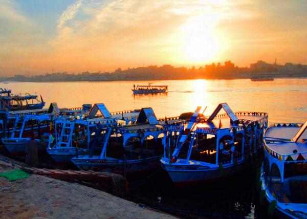 40_04-08-11_ Boat-Lined Boulevard on the Nile ���޺���С�����еĴ��0001.JPG