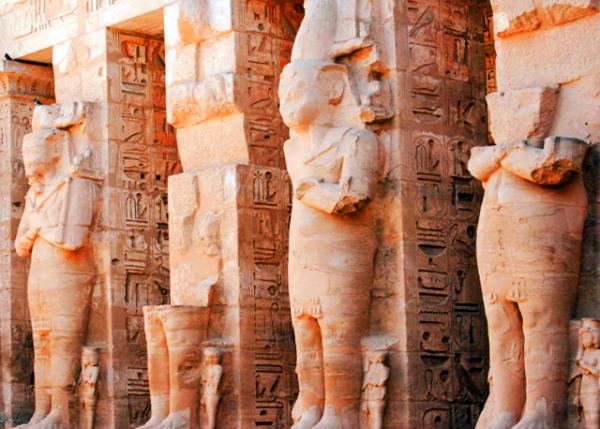 13_04-08-11_ Ramessid Columns in the Peristyle Court @ 1st Courtyard ��һ�㳡��Χǽ��������˹��0001.JPG