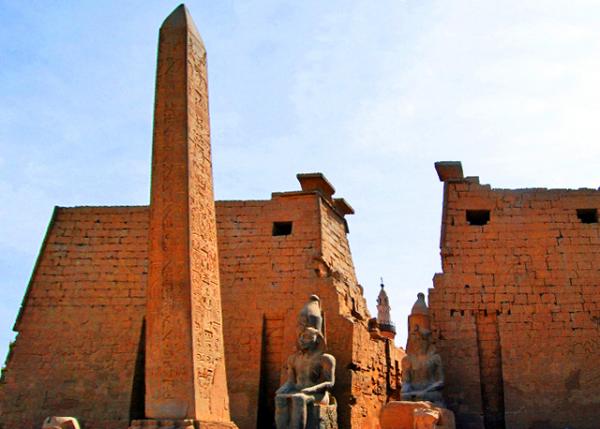03_04-08-11_Statues of Rameses II w Obelisk, 1st Pylon of Rameses II.jpg