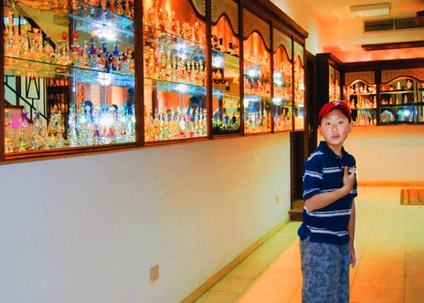 04-09-11_ Perfume Shop in Luxor ¬��������ˮ��0001.JPG
