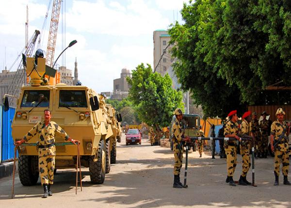 09_04-11-11_ Army Controlled Street around Egyptian Museum ����ͼ�������ϲ���-10001.JPG
