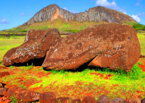 16_12-17-12_ Rapa Nui Natl Park_Rano Raraku in Distance ����Ϊ���ͻ�ɽ��-70001.JPG