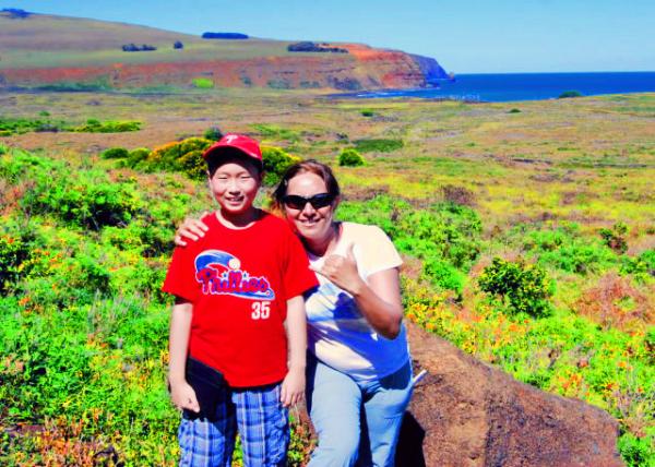 39_12-17-12_ Rano Raraku Quarry_Poike & Ahu Tongariki in the Background �뵼�����ڲ����˻�ɽ�����ʯ��Ⱥǰ-160001.JPG