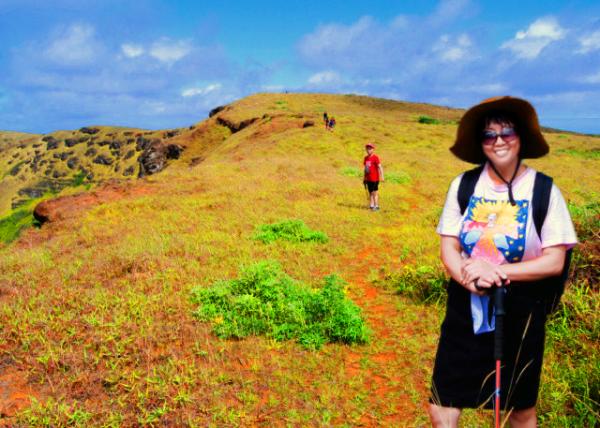 05_12-18-12_ Rano Kau Hiking along the Crater Rim on the Way to the Summit of Rano Kau ��ɽ��Եͨ�����ɽ�ڵ�ˮ���Ƹߵ�ĵ�ɽ����-50001.JPG