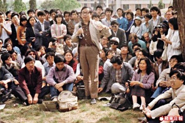 方励之在学子中间.jpeg