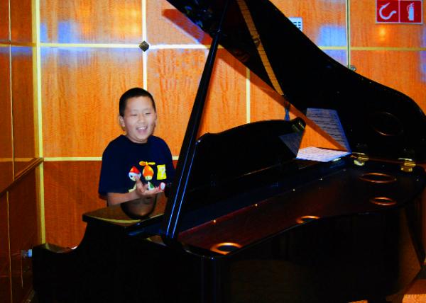 39_12-28-12_Star Princess_Piano.jpg