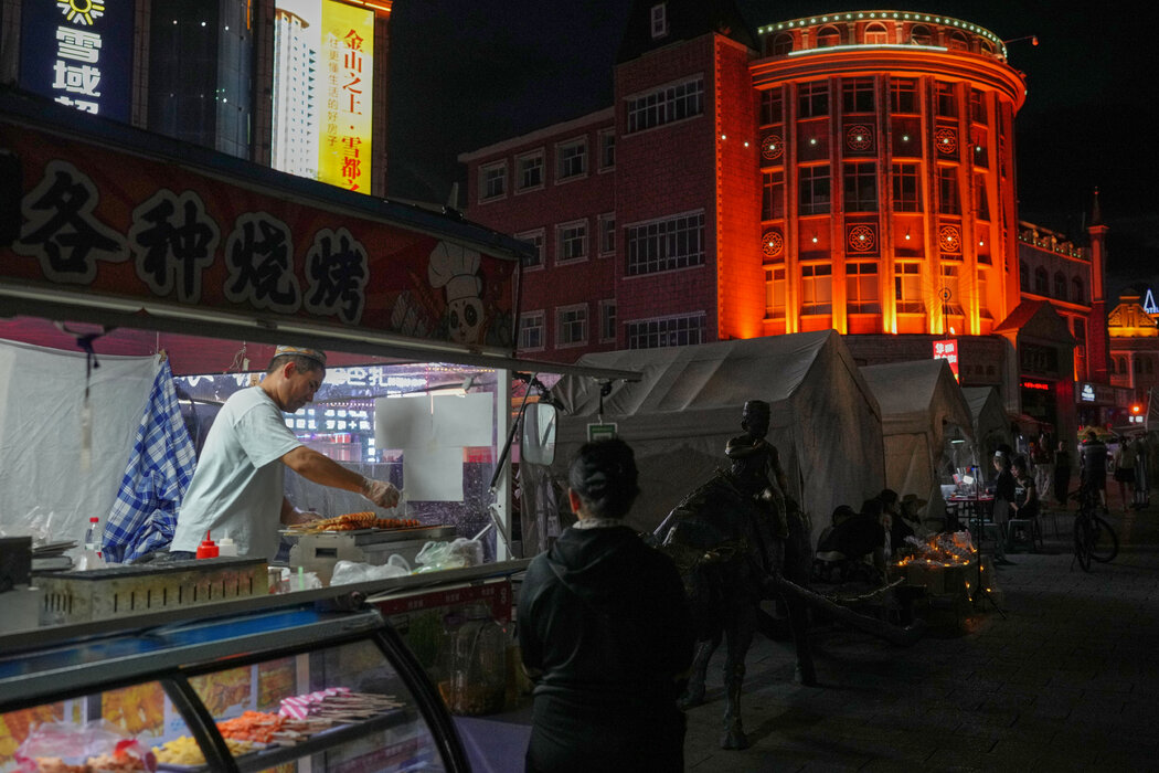 新疆阿勒泰地区的一处夜市。中国一直试图削弱该地区的文化与宗教遗产，并强行同化其穆斯林少数民族。