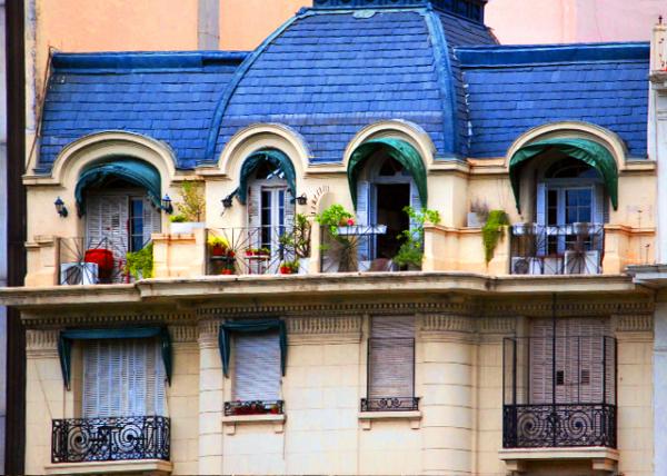 07_2013-01-05_02_Parisian Architecture Apt Sandwiched.jpg