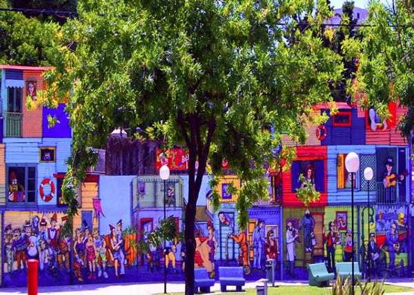 50_2013-01-05_La Boca_Fake Façade Made by Local Artists, in Front of Lezama Park0001.jpg