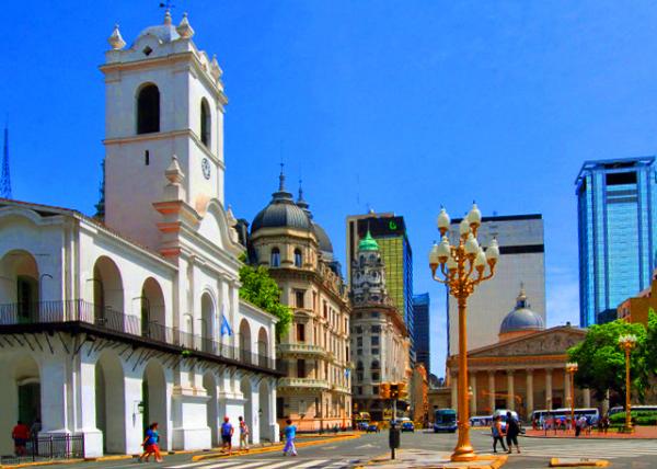 04_01-05-13_ Historic Area Housing Plaza de Mayo & the Cabildo.JPG