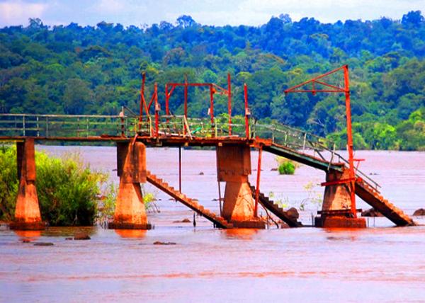 01-06-13_ Iguazu River_Old Catwalk Destroyed by Flood in 1992 1992�걻��ˮ��ٵ�����խ����ͨ�� -30001.JPG