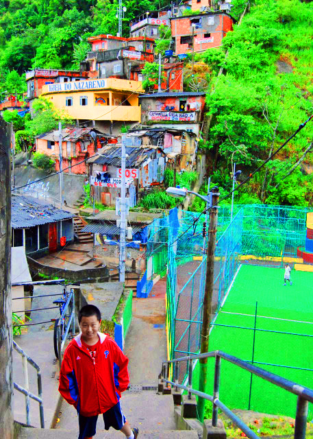 1783717378795026.jpg 27_01-11-13_ Santa Marta Favela_Compact Soccer Field in A Shanty Town 贫民窟小型足球场-20001.JPG