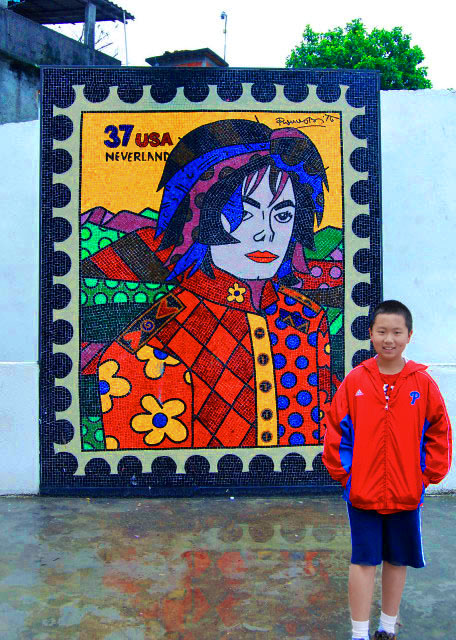 1783717509106821.jpg 32_01-11-13_ Santa Marta Favela_Status of Michael Jackson 迈克尔·杰克逊雕像-70001.JPG