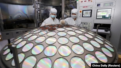 资料照片：在中国江苏省淮安市，江苏Azure公司半导体芯片生产线上，员工正在工作。(2022年3月25日)