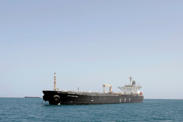 2024年5月12日，也门红海，一艘商船在荷台达附近红海沿岸的Al-Salif港口躲避。