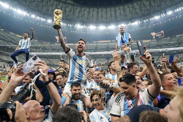 1784505858292012.jpg 00000 crowd-world-cup-121822.jpg