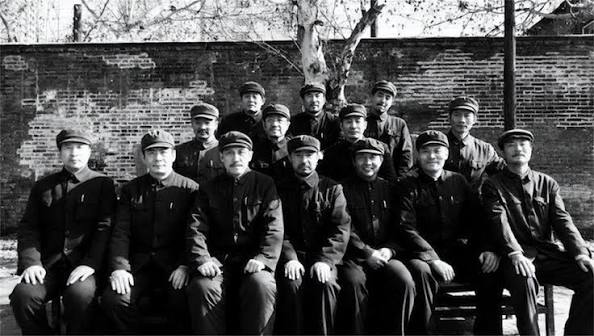 1784604298792661.jpg 被特赦的国军战犯在离开劳改所时留影.jpg