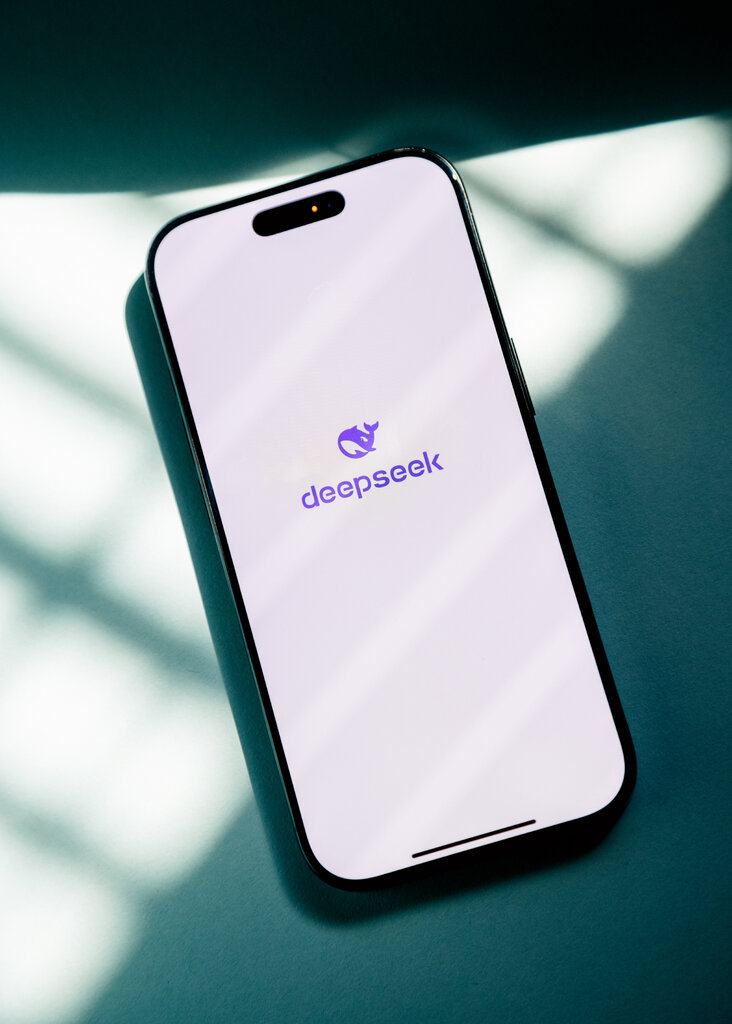 DeepSeek於2024年初發布了一套高效的開源人工智能系統,令美國投資者和科技界高管感到震驚。