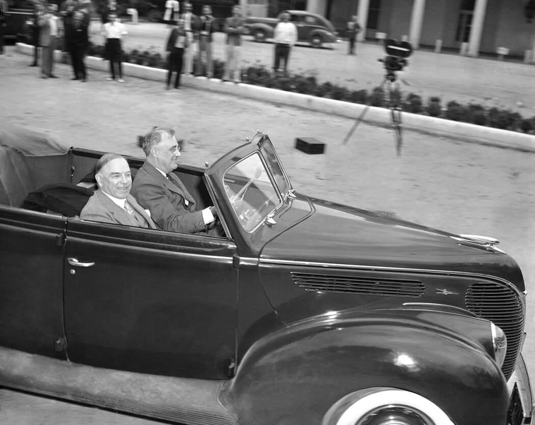 1940年,富蘭克林·羅斯福總統在訪問佐治亞州期間,親自駕駛汽車載着加拿大總理W·L·麥肯齊·金。