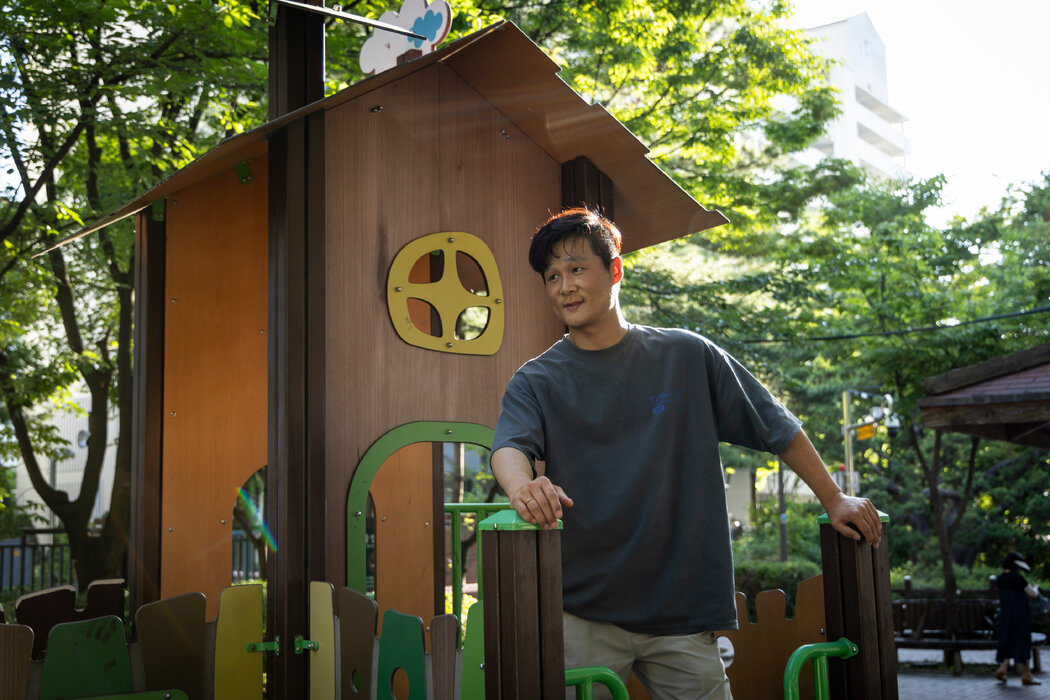 脱北者金日赫在首尔住处附近,摄于6月。他曾是韩流粉丝,在朝鲜时曾因“资本主义堕落行为”被捕。