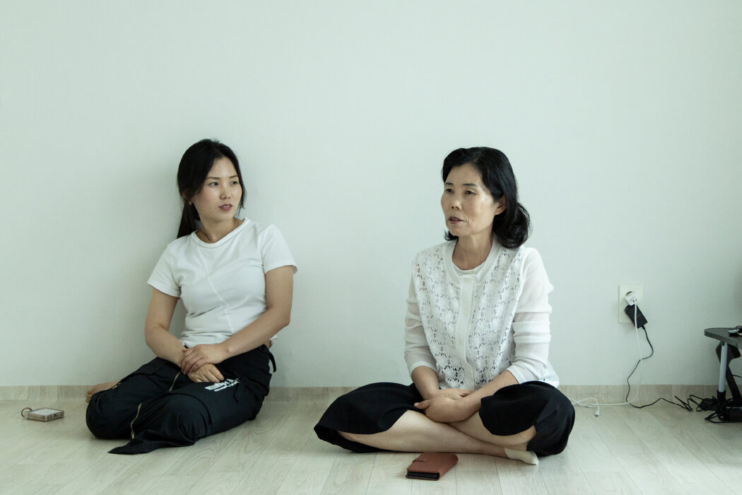 柳美与母亲,摄于6月。柳美形容,脱北是“从黑暗之海穿越到了自由之海”。