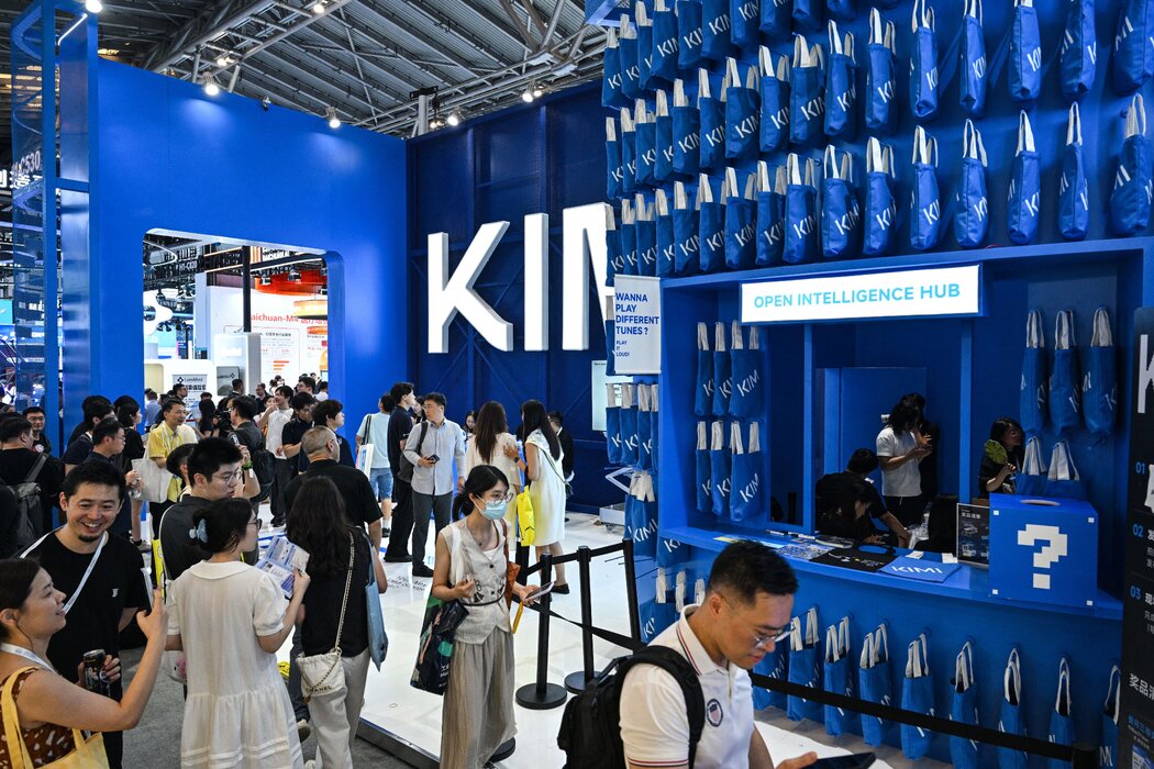 上周在上海举行的世界人工智能大会上月之暗面的展位。月之暗面及其他中国科技公司一直致力于推动开源人工智能的发展。