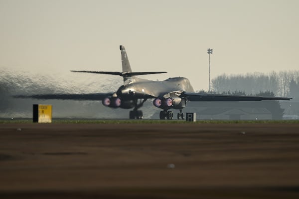 2026年3月19日,英国费尔福德——一架美国空军B-1B“枪骑兵”(Rockwell B-1 Lancer)战略轰炸机从英国皇家空军费尔福德基地(RAF Fairford)起飞。英国首相基尔?斯塔默(Keir Starmer)改变最初不允许美军使用英国基地对伊朗导弹设施发动防御性打击的立场后,包括B-52和B-1B战略轰炸机在内的多种美军军机陆续现身位于格洛斯特郡(Gloucestershire)的费尔福德基地。