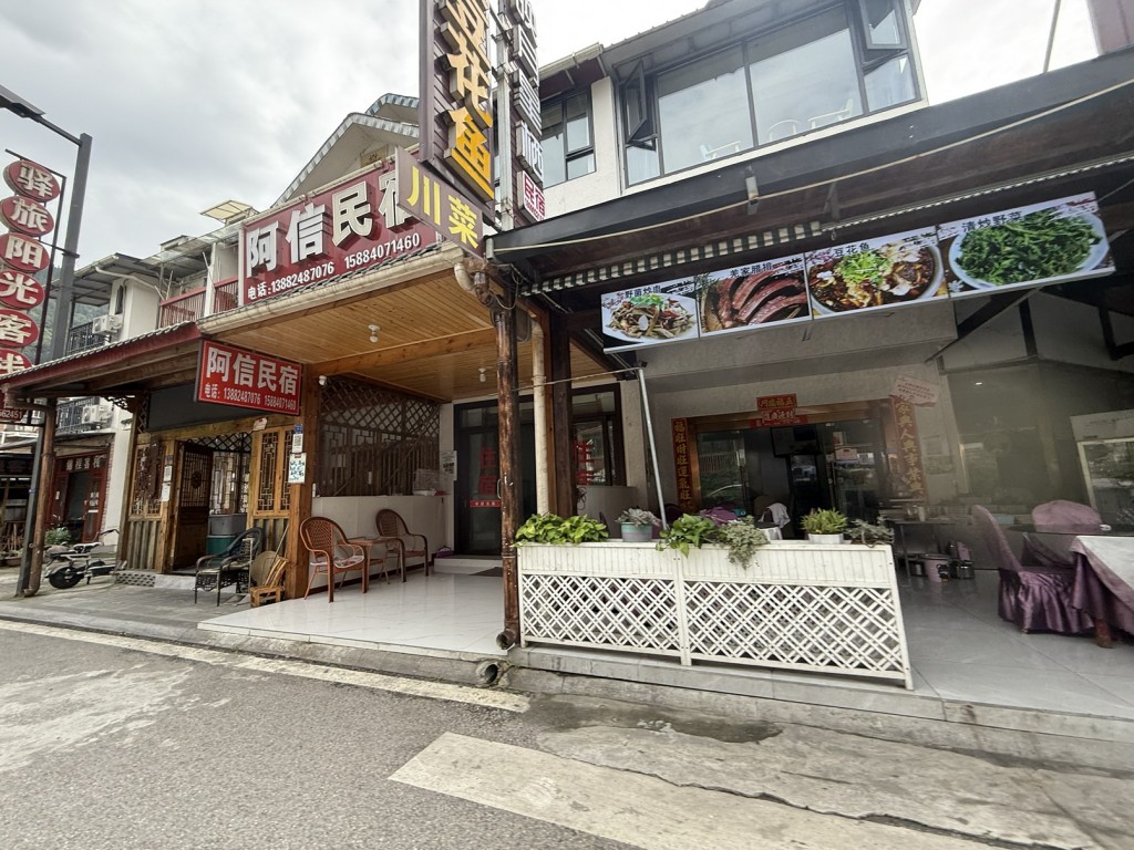 街道上都是餐馆 没几个食客