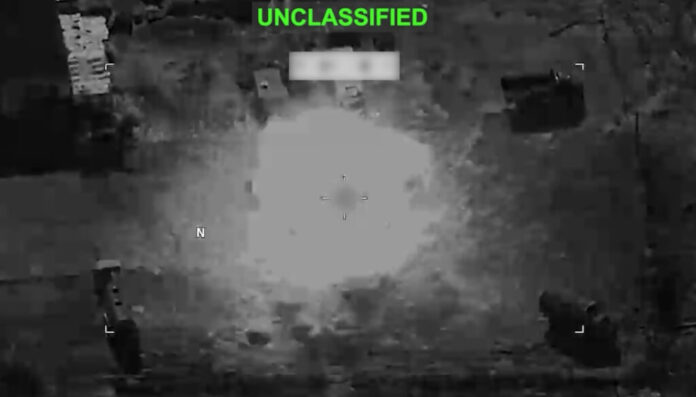 美軍中央司令部（CENTCOM）發布空襲伊朗軍事目標的影片畫面，紅外線鏡頭拍下目標遭精準打擊瞬間的爆炸火光。