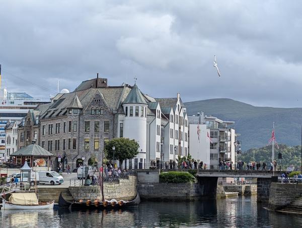 1785753547956669.jpg alesund3.jpg