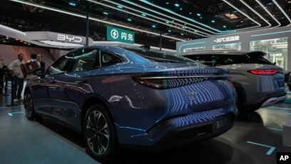 �ڱ������е�2026�й���������չ�ϣ��й����������̱��ǵ�(BYD)�������¶ȵ�չ������չʾ���س�缼����չ���Գ����Ÿ��೵�ͣ��ι�������Χ�۽�̸��(2026��4��25��)