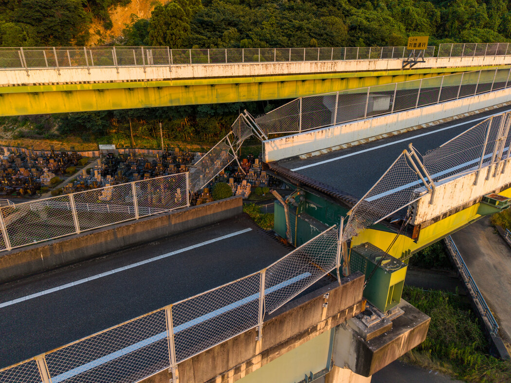 八代市内的一处高架公路。这种结构经过专门设计,在地震中只会发生局部坍塌。