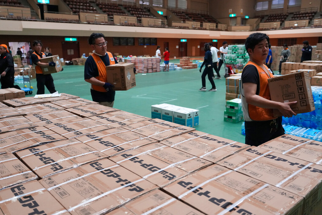 志愿者为八代市居民运送物资。