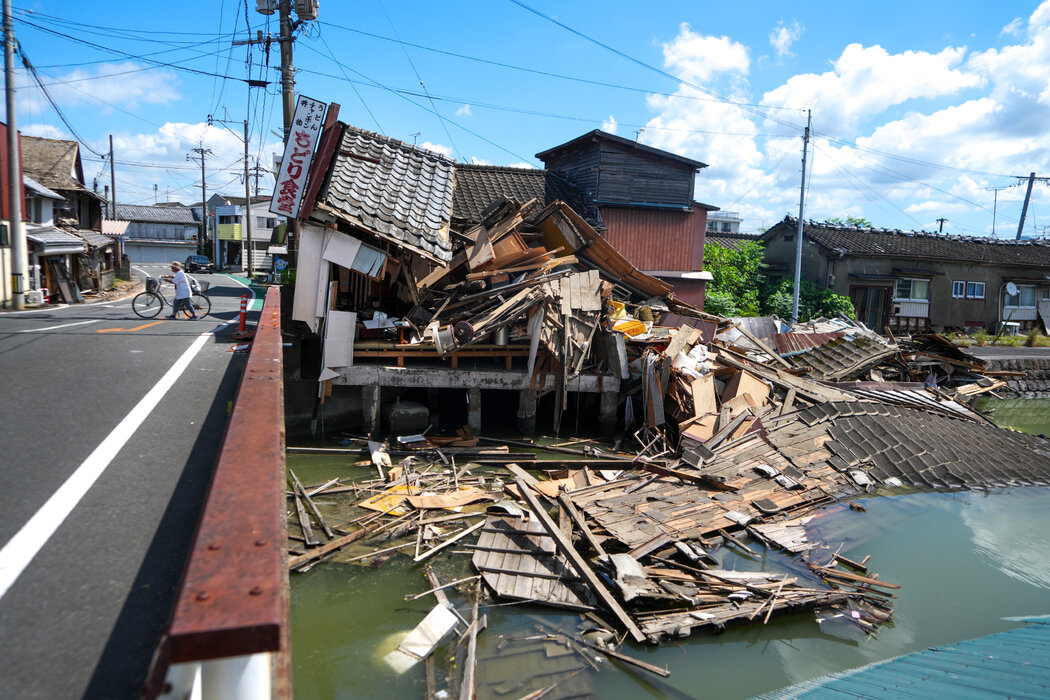 八代市的一家餐馆。地震中倒塌的建筑多为年代较久的传统木结构房屋。