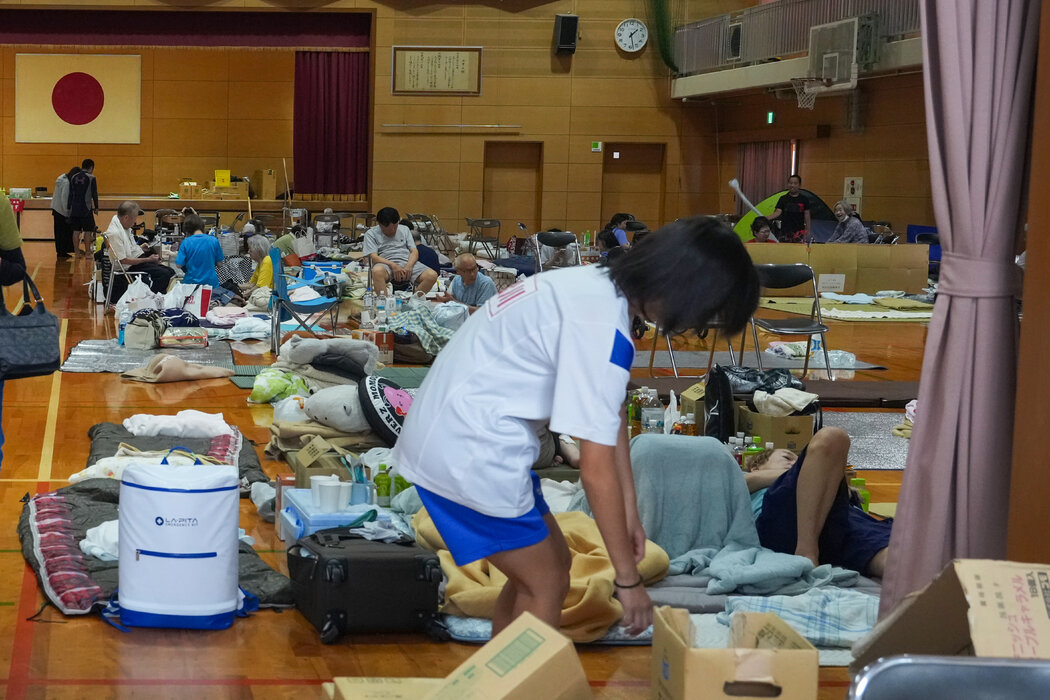 八代市民众在一所中学体育馆内避难。