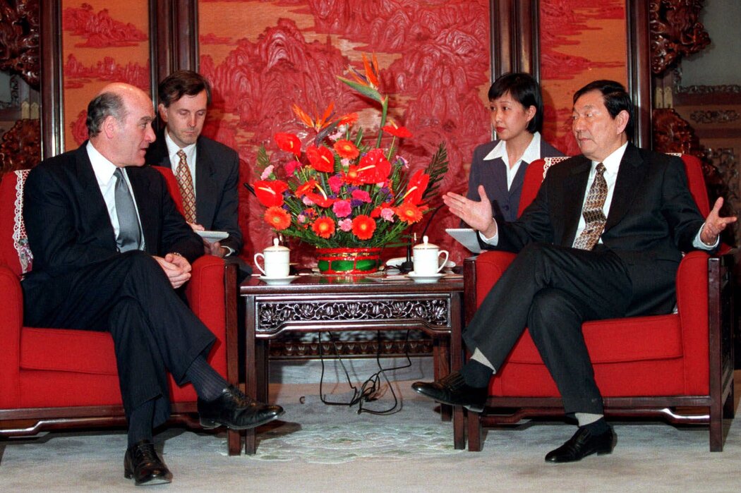 1999年，中国申请加入世界贸易组织的谈判期间，朱镕基与美国商务部长威廉·戴利举行会晤。