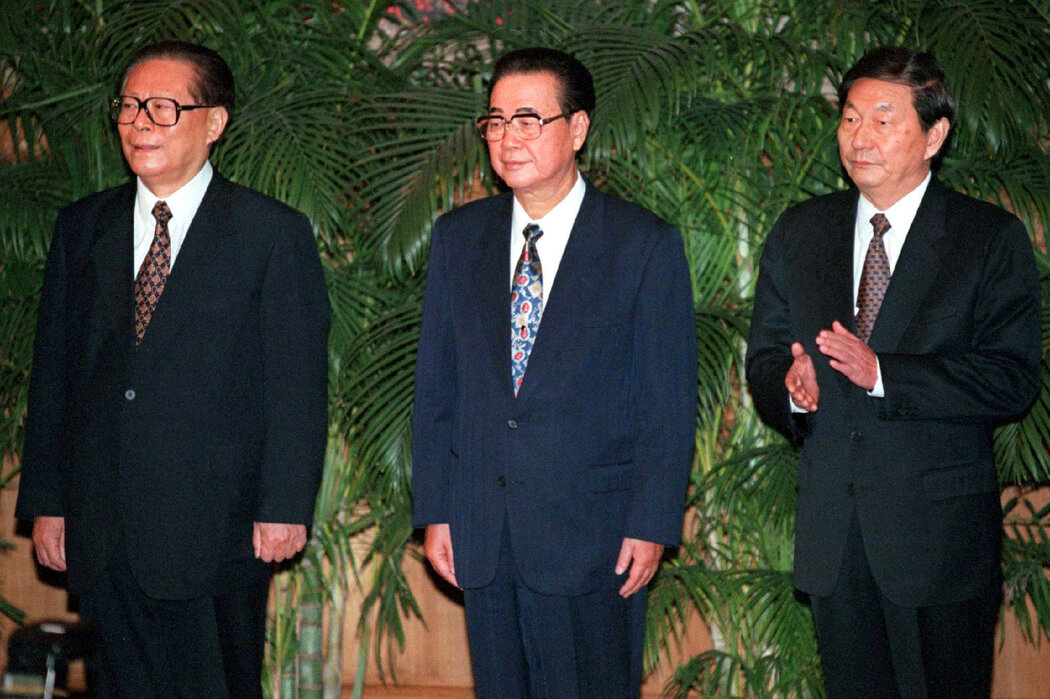1997年，从左至右依次为：中共中央总书记江泽民、国务院总理李鹏以及朱镕基。担任副总理期间，朱镕基分管贸易与工业生产。