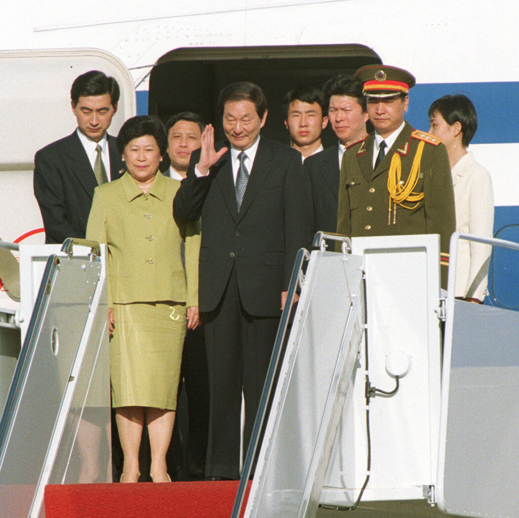 1999年,时任中国总理朱镕基抵达华盛顿。在国外,朱镕基最被人铭记的事迹是他在2001年就中国加入世界贸易组织展开谈判。