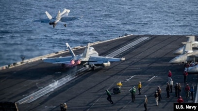 ������Ƭ��һ��F/A-18E��������Ʒ䡱ս������һ��EA-18G�������ߡ�����ս���������ȼ�����ĸ�����ǲ��������ֿϡ���(CVN 72)�ķ��мװ�����ɡ�(2026��5��9��)