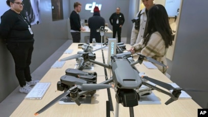 资料照片:纽约一家大疆(DJI)门店正在销售大疆Mavic 3 Pro无人机。(2024年4月22日)
