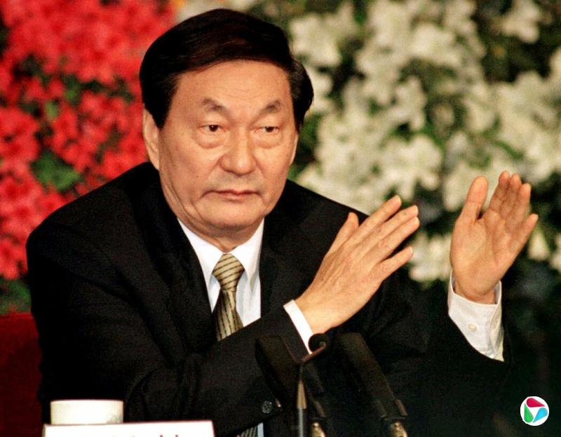 朱镕基，摄于1998年。他的经济举措推动了中国经济的快速增长，但也为后来与特朗普总统的贸易战以及中国当下面临的巨债务问题埋下了伏笔。