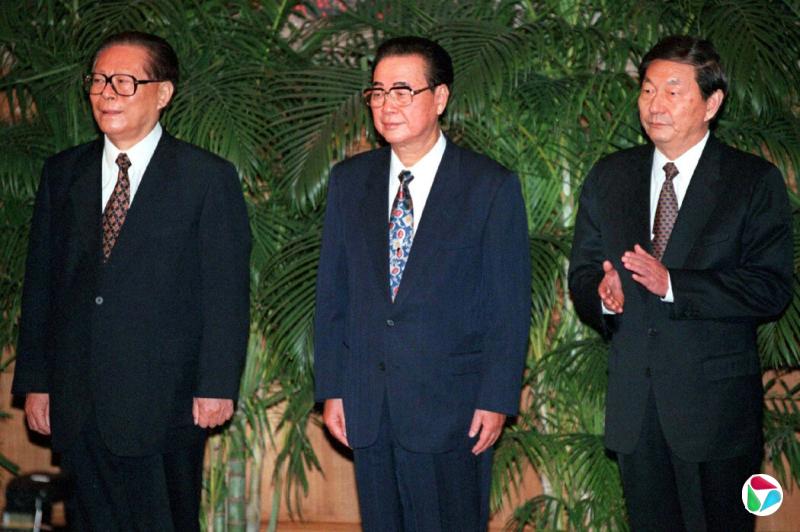 1997年，从左至右依次为：担任副总理期间，朱镕基分管贸易与工业生产。