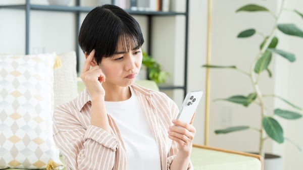 女子看着手机思考