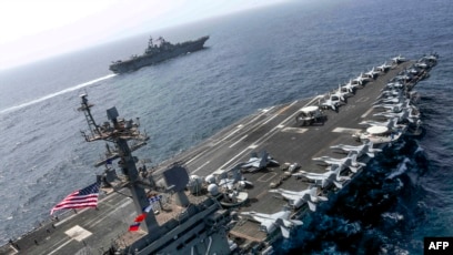 资料照片：美国海军林肯号航空母舰(USS Abraham Lincoln)和两栖攻击舰奇尔沙治号(USS Kearsarge)正在阿拉伯海的美国第五舰队行动区域内执行联合行动。(2019年5月17日)